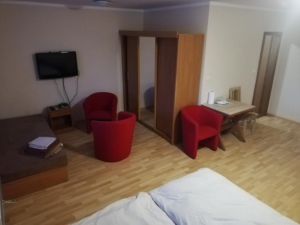 TV and multimedia, Seating area, wardrobe