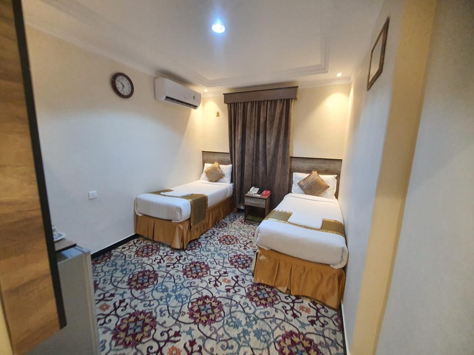 Bed, TV and multimedia, Photo of the whole room, Bedroom, towels, air conditioner