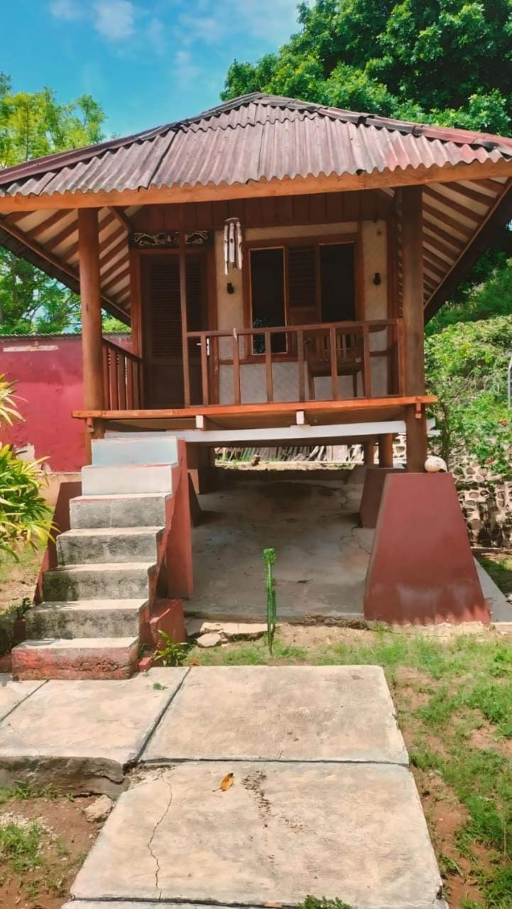 Yut's Inn Flower Paradise Gili Gede Villa in Central Sekotong
