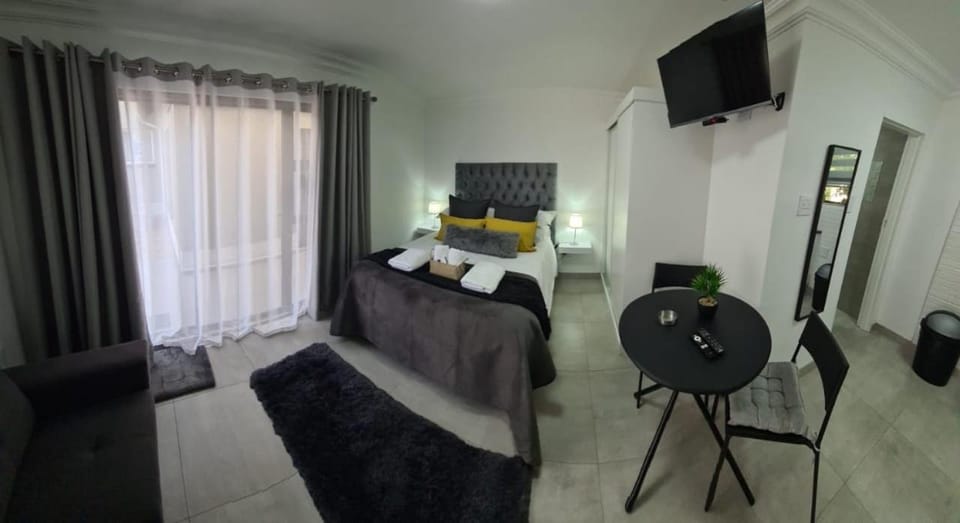 Bed, TV and multimedia, Photo of the whole room, hair dresser