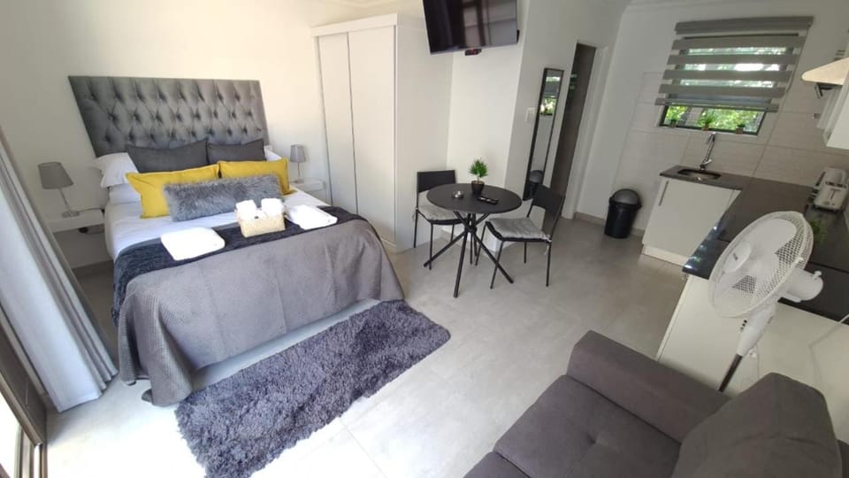 Bed, TV and multimedia, Kitchen or kitchenette, Photo of the whole room, Dining area, towels
