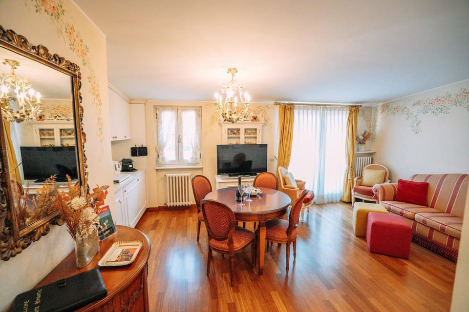Communal lounge/ TV room, TV and multimedia, Dining area