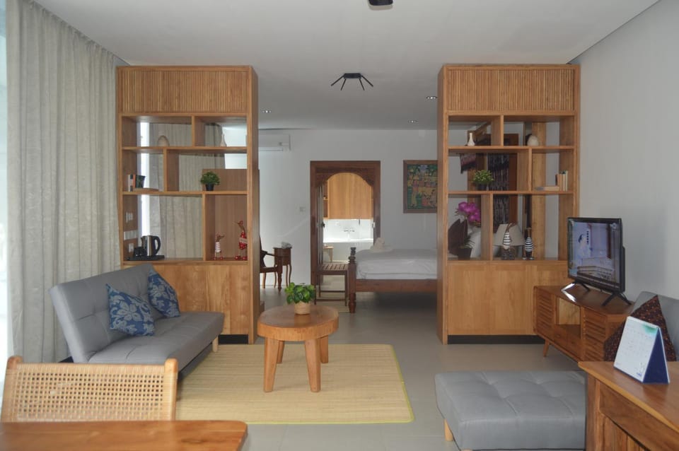 Communal lounge/ TV room, Bed, Living room, Seating area, Bedroom, hair dresser