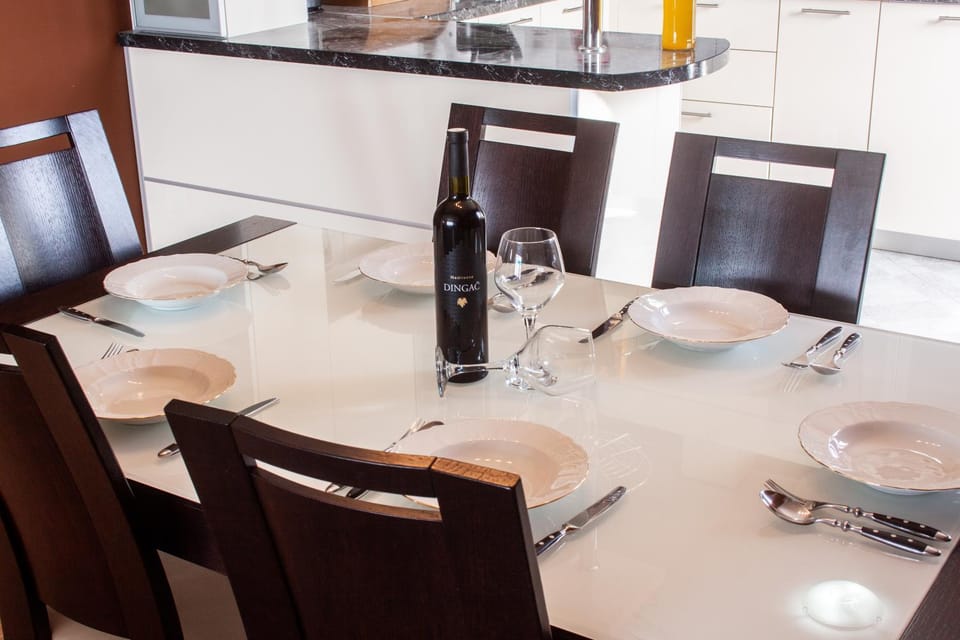 Dining area, Lunch