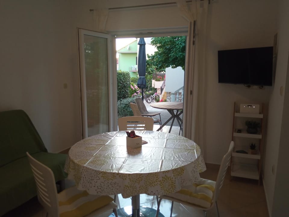 TV and multimedia, Living room, Seating area, Dining area