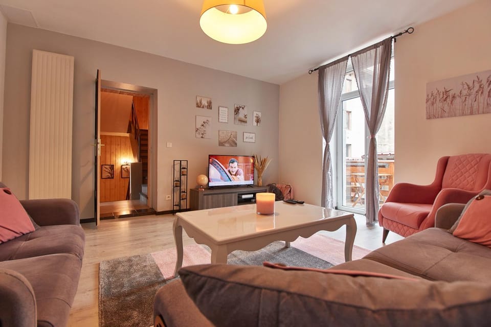 Communal lounge/ TV room, TV and multimedia, Living room, Seating area