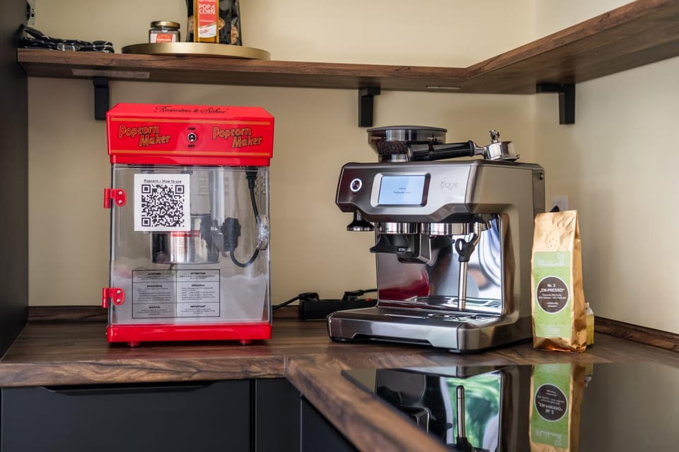 Coffee/tea facilities, Kitchen or kitchenette, Decorative detail, stove