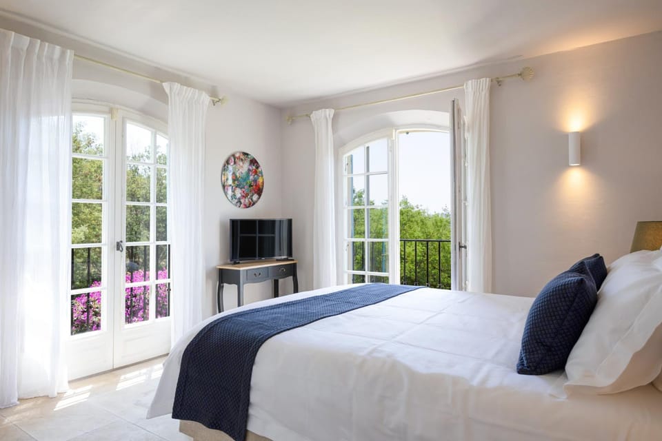 Bed, TV and multimedia, Photo of the whole room, Evening entertainment, Bedroom