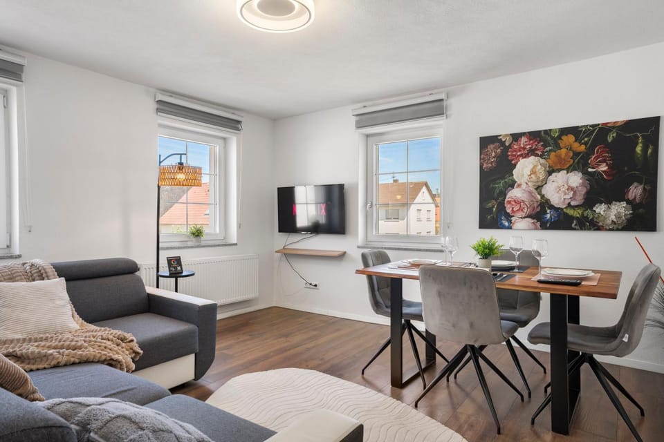 TV and multimedia, Living room, Seating area, Dining area, Evening entertainment