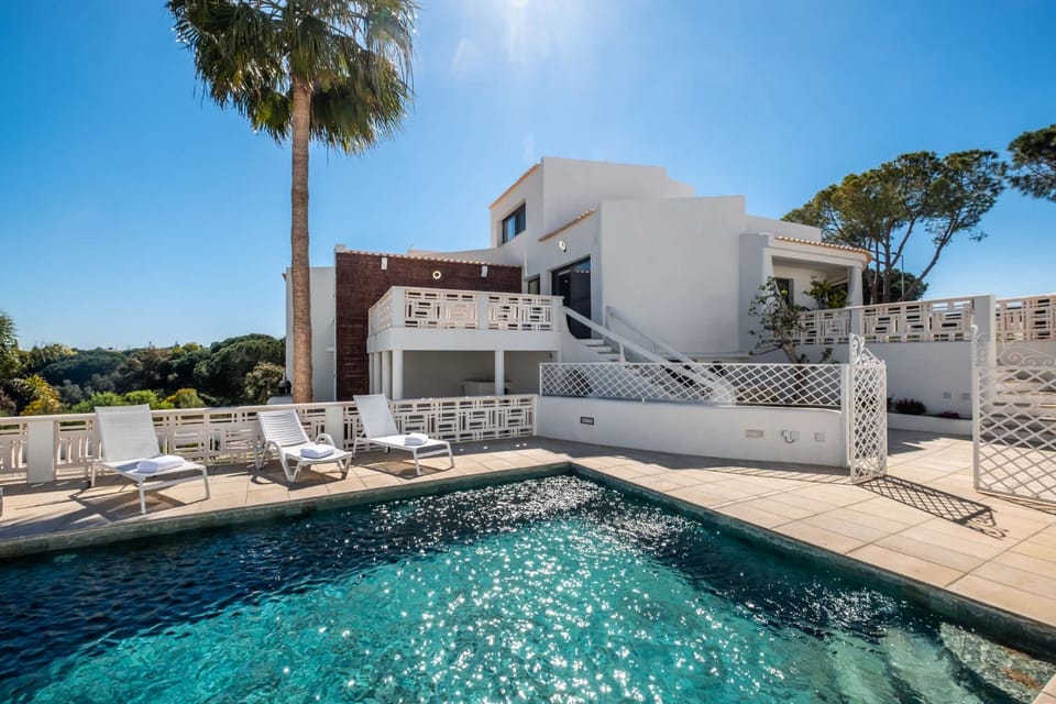 Property building, Swimming pool, sunbed