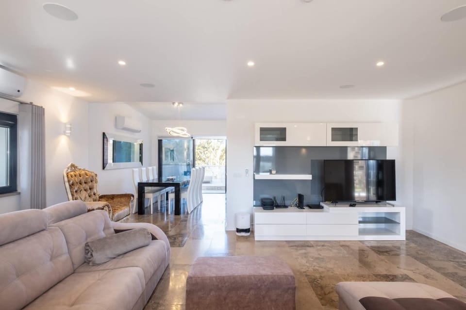TV and multimedia, Living room, Seating area, Dining area