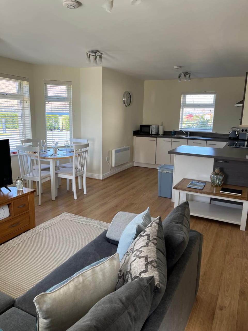 Kitchen or kitchenette, Living room, Seating area, Dining area