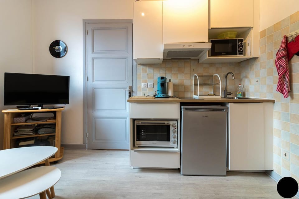 TV and multimedia, Kitchen or kitchenette, oven, stove