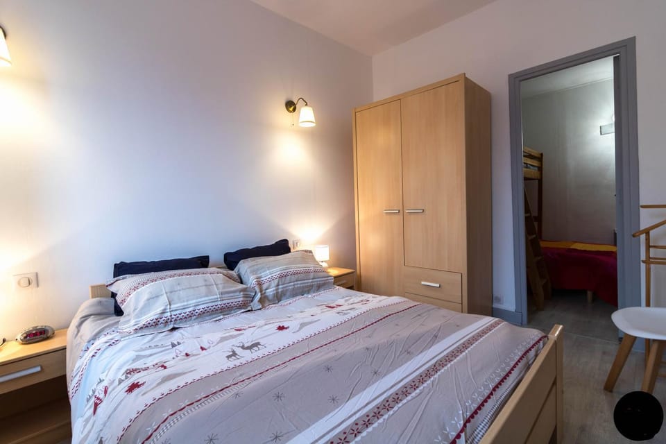 Bed, Photo of the whole room, Bedroom, wardrobe