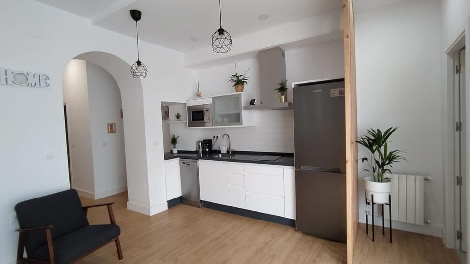 Kitchen or kitchenette, minibar