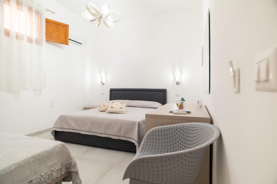 Bed, TV and multimedia, Photo of the whole room, Bedroom, towels