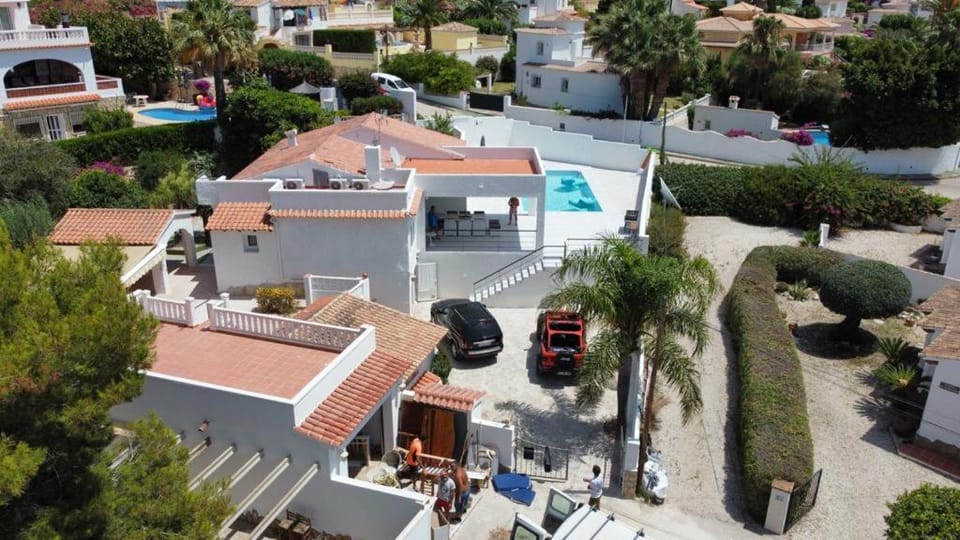Property building, Day, Neighbourhood, City view, Pool view, Street view
