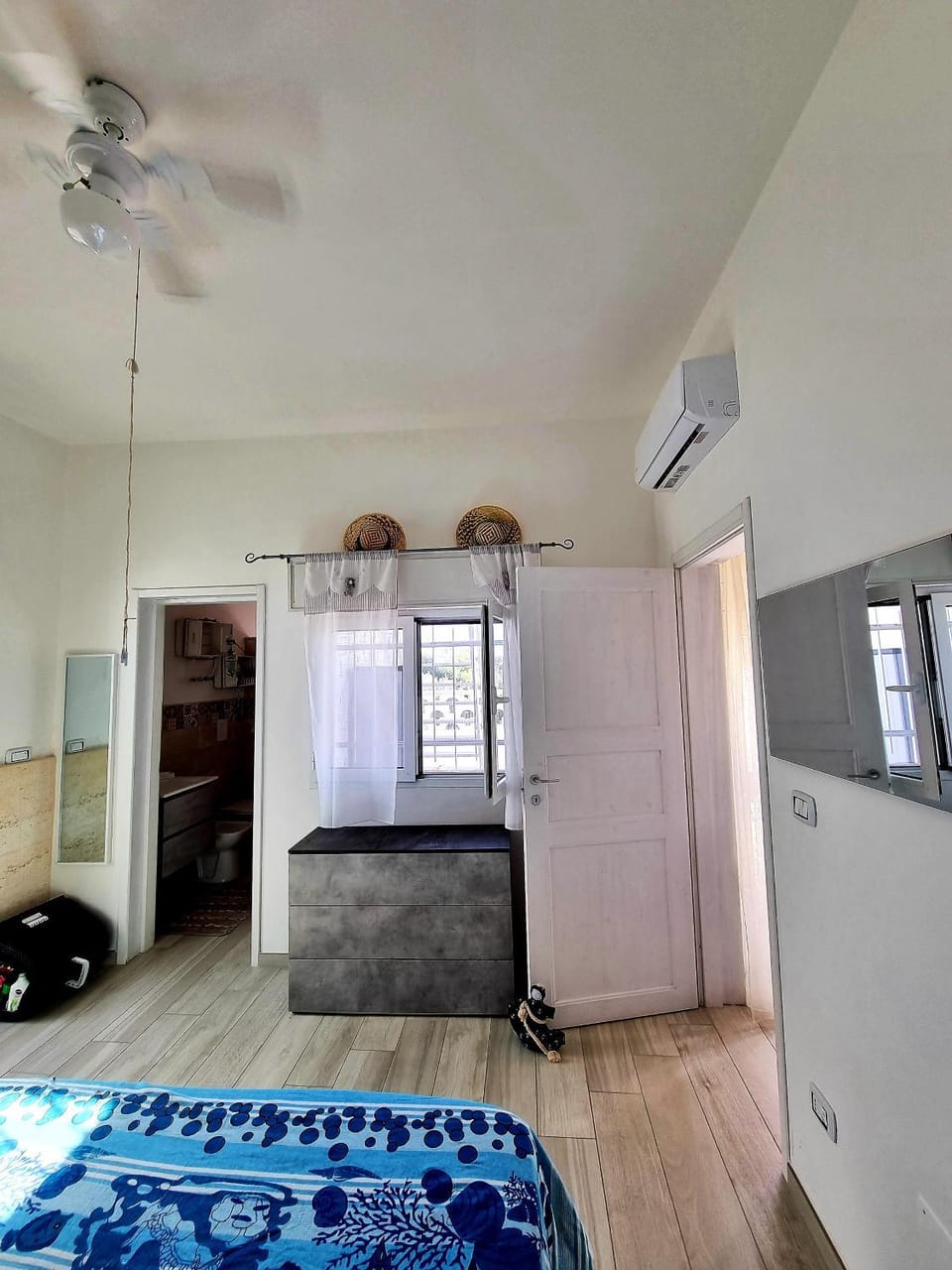 Bed, Bathroom, Photo of the whole room, Bedroom, fireplace, air conditioner