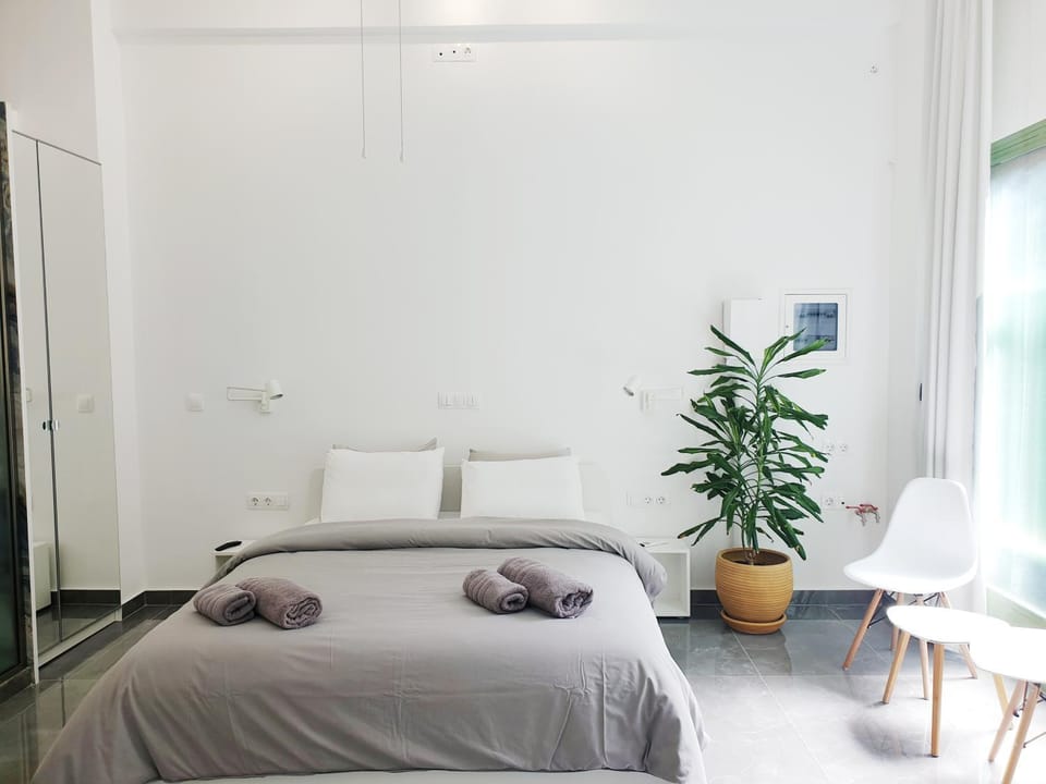 Bed, Seating area, Bedroom
