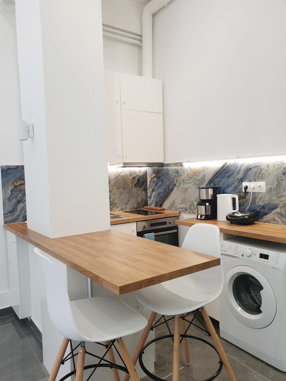 Kitchen or kitchenette, Dining area