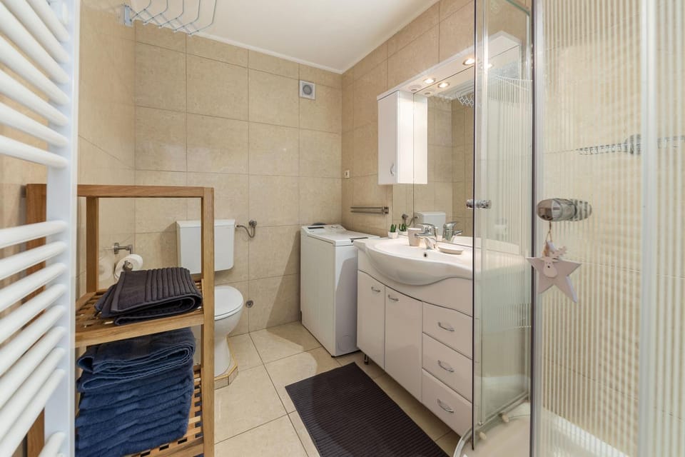 Shower, Toilet, Bathroom, towels