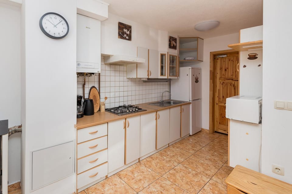 Coffee/tea facilities, Kitchen or kitchenette, Decorative detail, Decorative detail, stove, kitchen