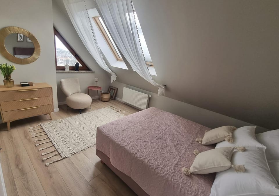 Bed, Photo of the whole room, Seating area, Bedroom