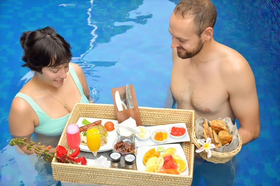 Swimming pool, Breakfast