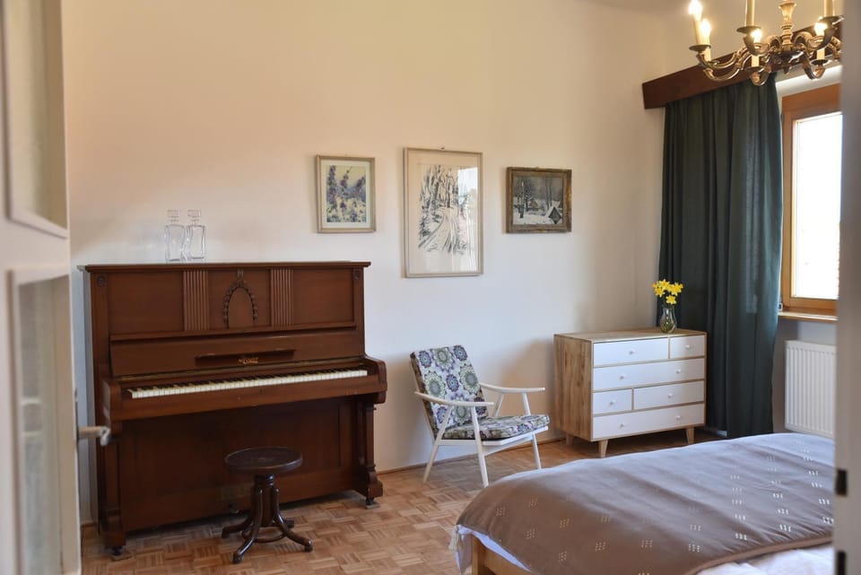 Living room, Seating area, Bedroom, hair dresser