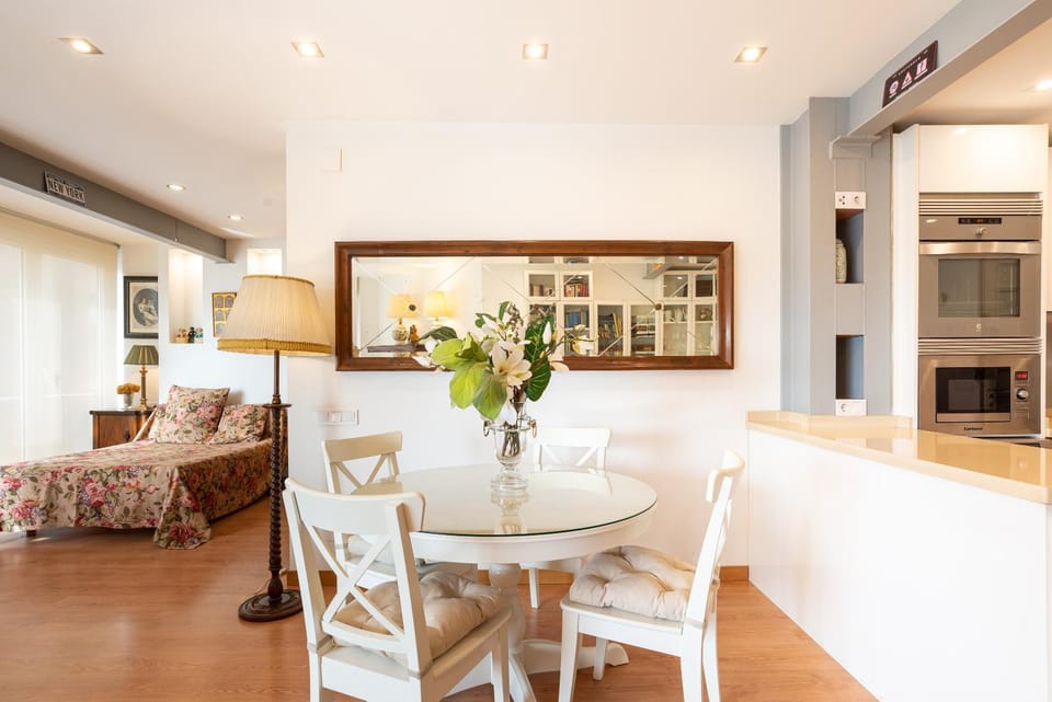 Bed, Kitchen or kitchenette, Seating area, Dining area