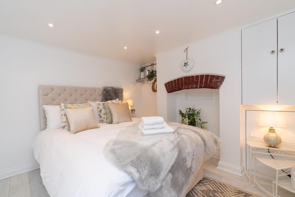 Central 1 Bedroom Apartment - with Patio Apartment in Cheltenham