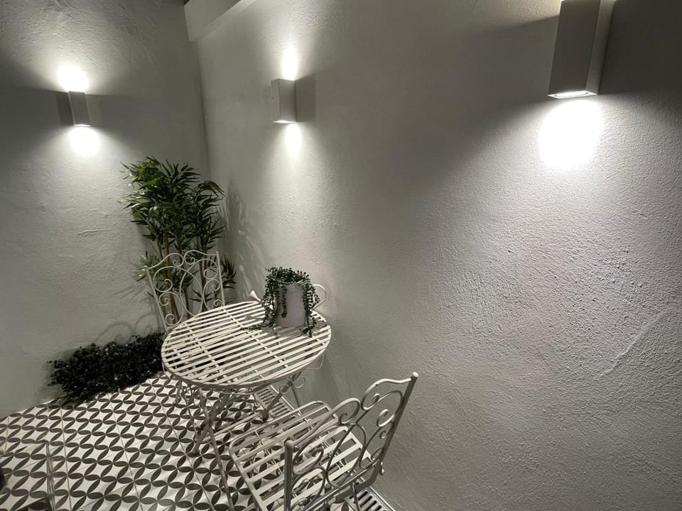 Central 1 Bedroom Apartment - with Patio Apartment in Cheltenham