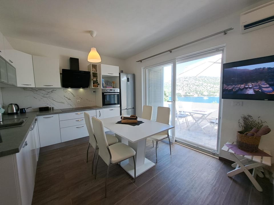 Kitchen or kitchenette, Dining area