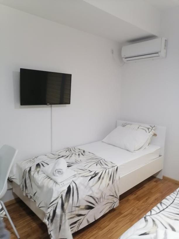 Bed, TV and multimedia, Bedroom, towels, air conditioner