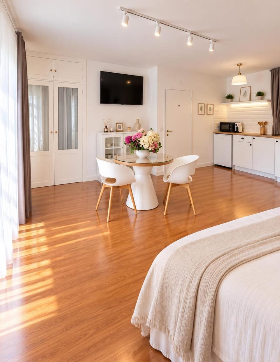 TV and multimedia, Kitchen or kitchenette, Photo of the whole room, Seating area, Dining area