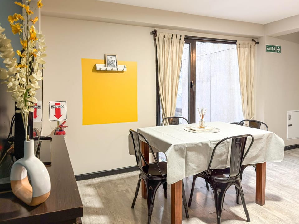 TV and multimedia, Photo of the whole room, Decorative detail, Seating area, Dining area, City view, Sea view, Street view, furniture, heating, internet