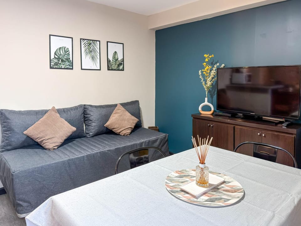 Bed, TV and multimedia, Living room, Decorative detail, Seating area, Dining area, furniture, heating, internet
