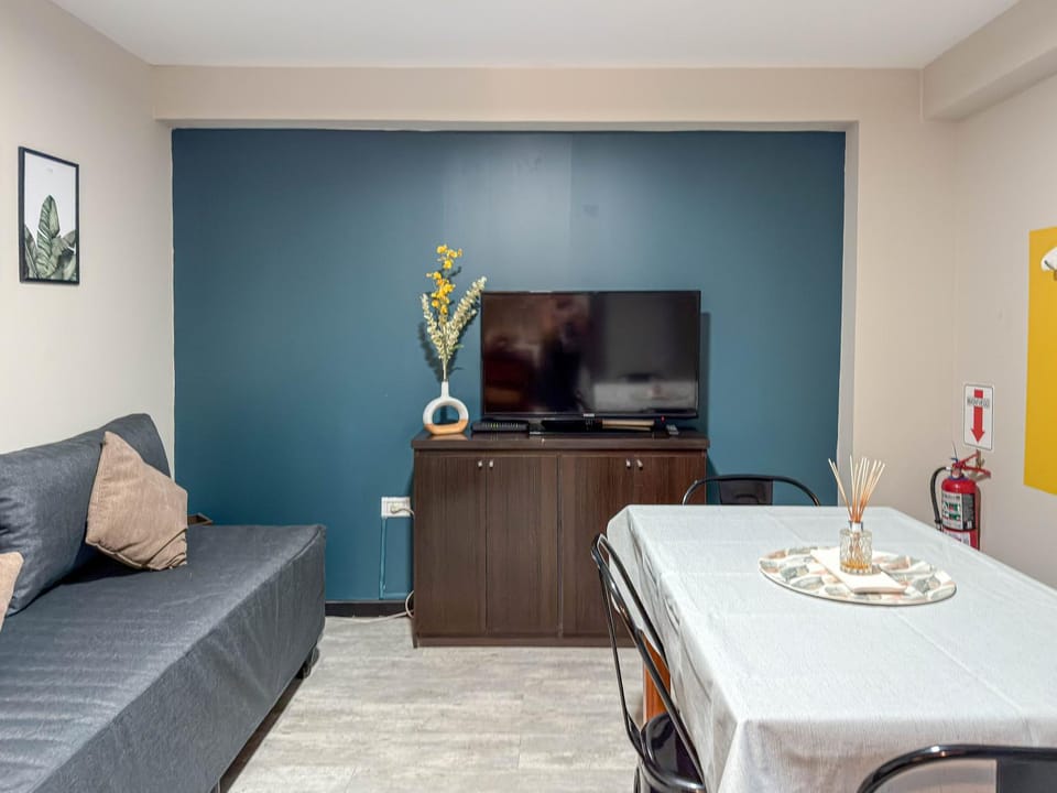 Bed, TV and multimedia, Living room, Decorative detail, Seating area, Dining area, furniture, heating, internet
