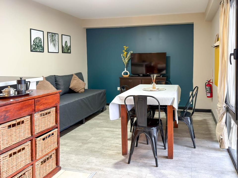 Bed, TV and multimedia, Coffee/tea facilities, Living room, Decorative detail, Seating area, Dining area, furniture, heating, internet