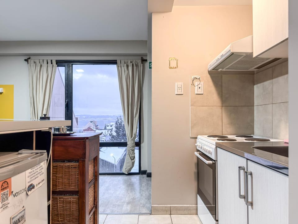 Coffee/tea facilities, Kitchen or kitchenette, furniture, heating, internet, microwave, oven, stove, toaster, kitchen