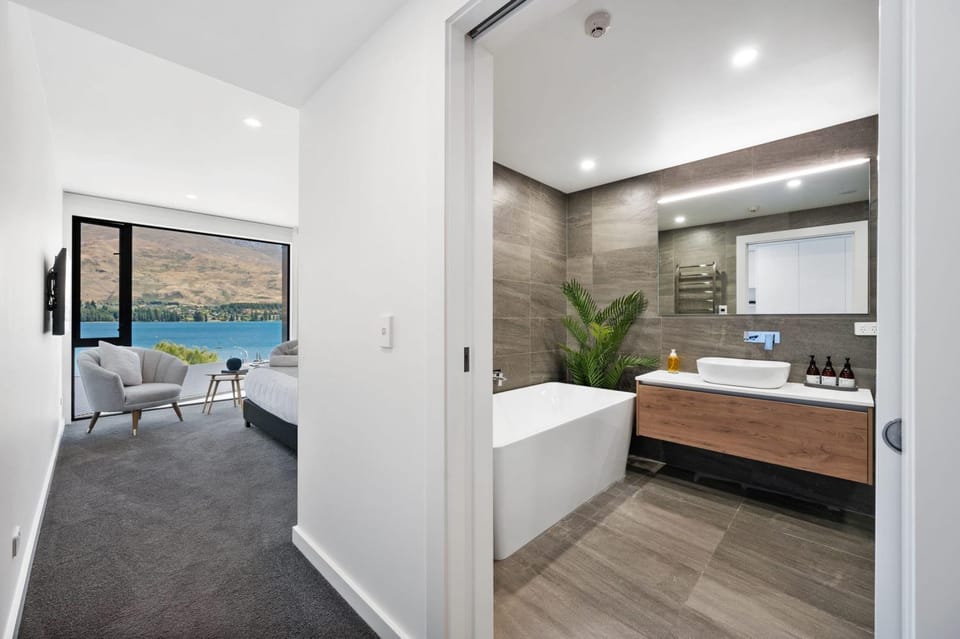 Lakeside Luxury Studio Apartment Inn in Wanaka