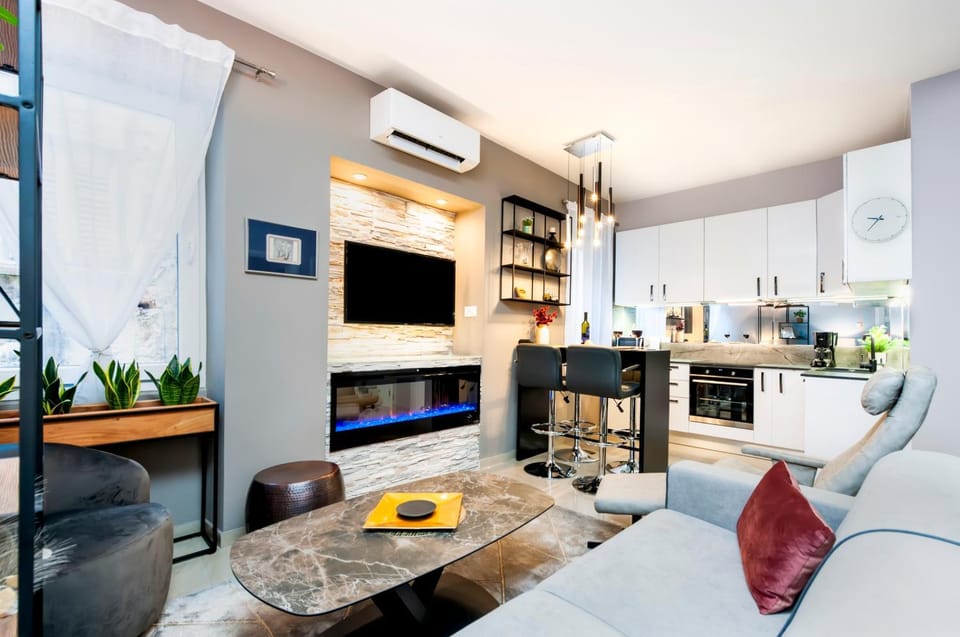 TV and multimedia, Kitchen or kitchenette, Living room, Seating area, Dining area, flat iron