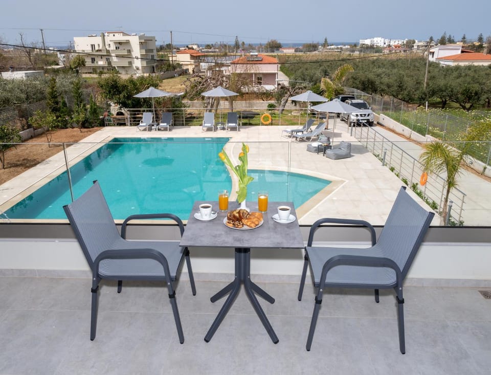 Day, View (from property/room), Balcony/Terrace, Dining area, Pool view, Swimming pool, sunbed