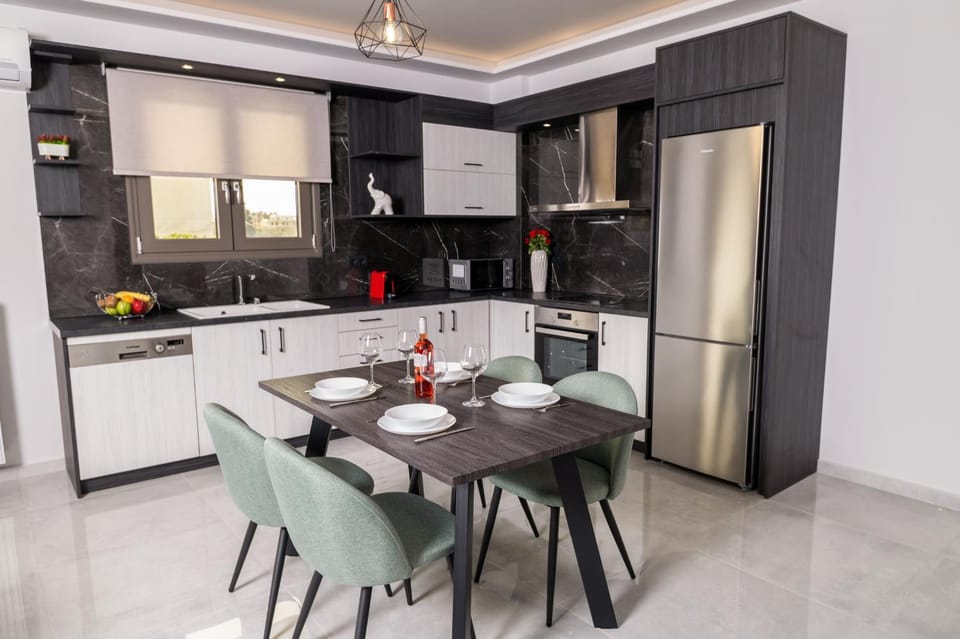 Coffee/tea facilities, Kitchen or kitchenette, Dining area, dishwasher, oven, stove, toaster