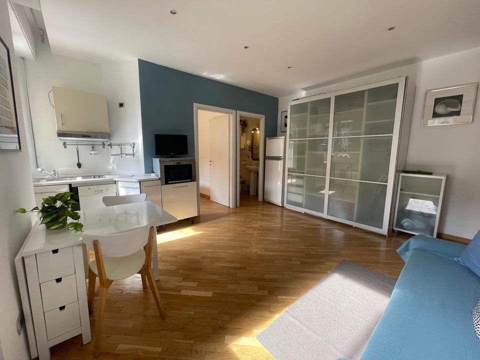 TV and multimedia, Kitchen or kitchenette, Living room, Seating area, Dining area