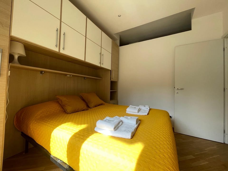Bed, Bedroom, towels, wardrobe