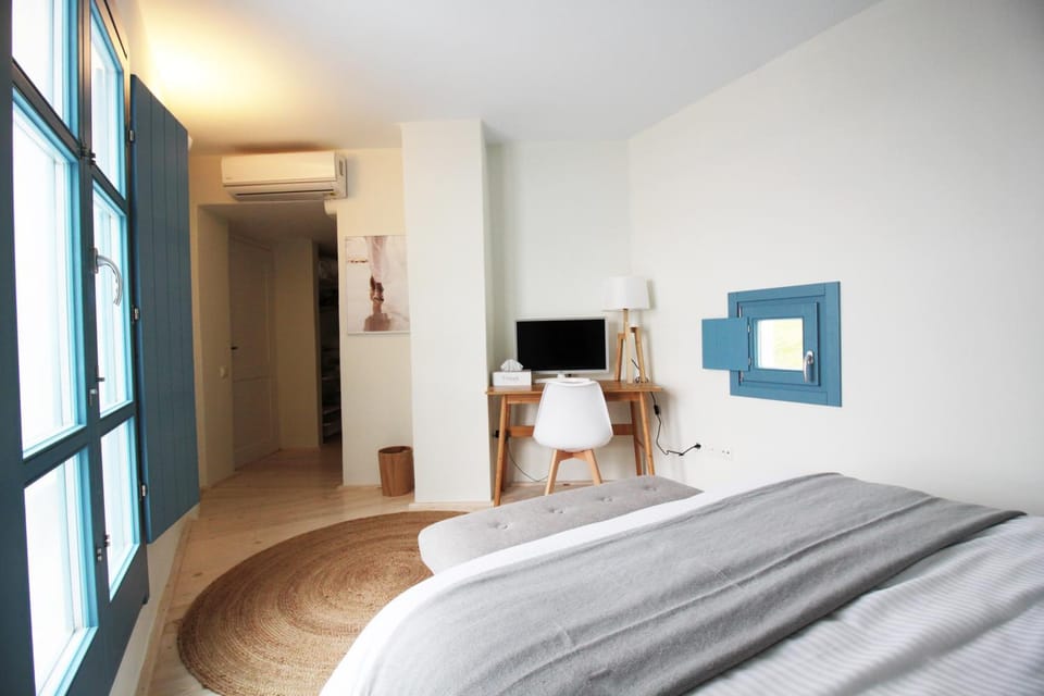 Bed, TV and multimedia, Bedroom