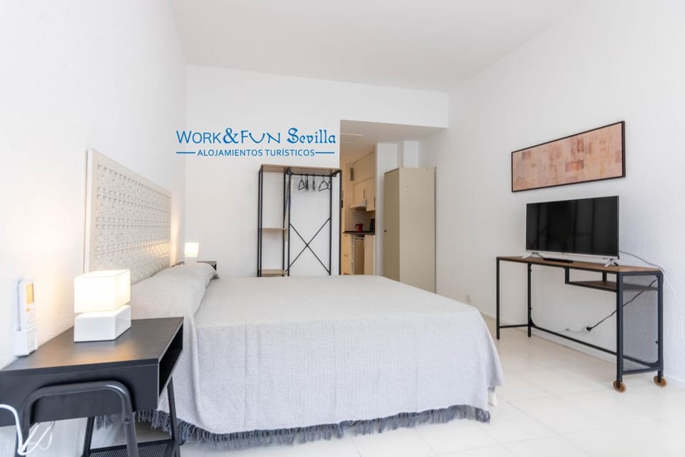 Bed, TV and multimedia, Photo of the whole room, Bedroom