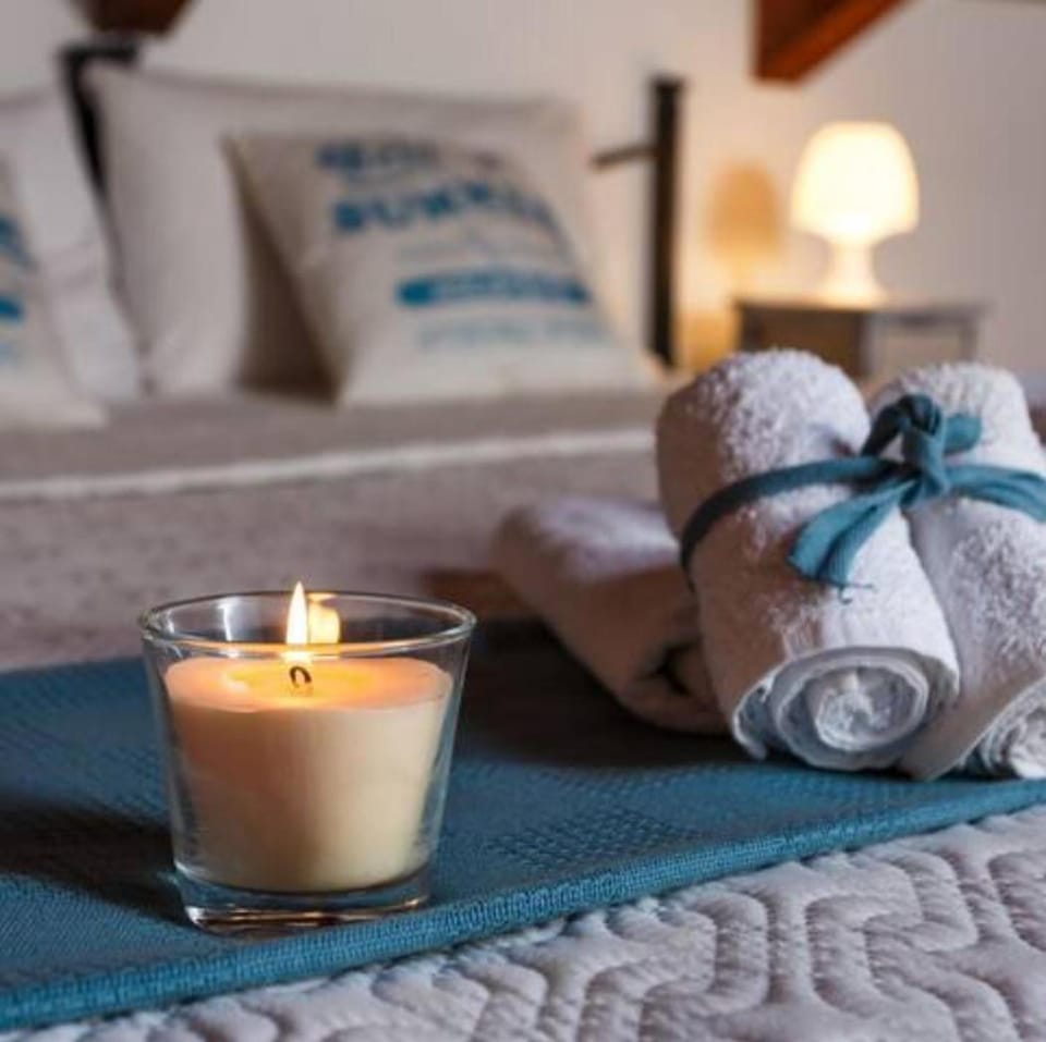 Bed, towels