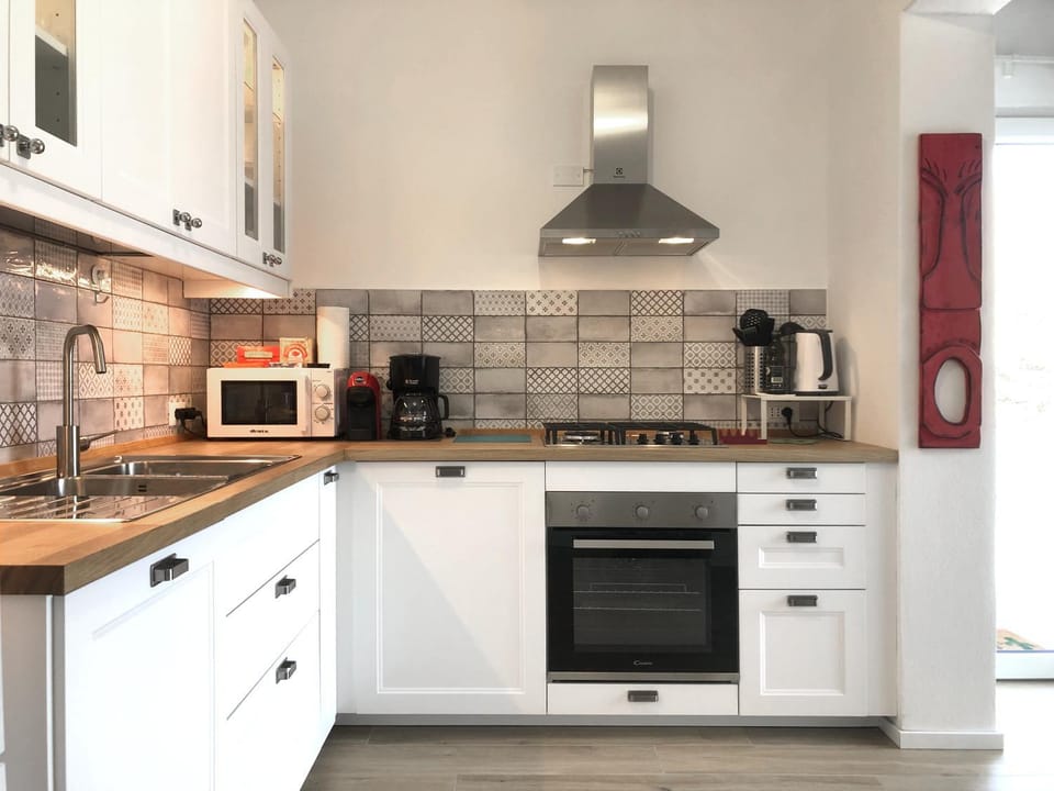 Coffee/tea facilities, dishwasher, microwave, toaster, kitchen